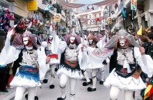 Στιγμιότυπο από το δρώμενο «Γενίτσαροι και Μπούλες» στη Νάουσα