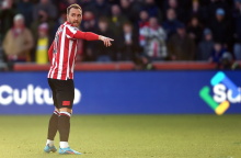 Φωτογραφία του Κρίστιαν Έρικσεν κατά τη διάρκεια ποδοσφαιρικού αγώνα.