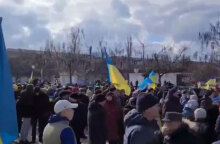 Ουκρανοί διαδηλωτές στην πόλη Nova Kakhovka (περιοχή Χερσώνα)