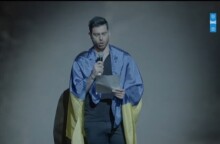 ΕΛΣ: Ο νεαρός χορευτής με τη σημαία της Ουκρανίας αφιέρωσε την παράσταση στον ουκρανικό λαό