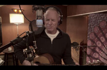 Ο Sting στο στούντιο ερμηνεύει το «Russians» για την Ουκρανία, ένα τραγούδι του 1985