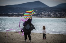 Μητέρα με το παιδί της πετούν χαρταετό στην παραλία της Λούτσας