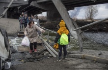 Πόλεμος στην Ουκρανία: Άμαχοι με πράγματα στα χέρια και στην πλάτη αναζητούν τη διαφυγή τους από πόλη της χώρας