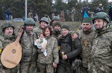 Ο γάμος στα χαρακώματα, ενώ μαίνεται ο πόλεμος στην Ουκρανία