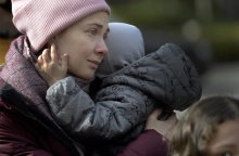 Μητέρα κρατά στην αγκαλιά της το μωρό της σε διαδήλωση κατά της εισβολής της Ρωσίας στην Ουκρανία