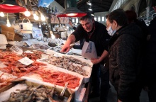 Καθαρά Δευτέρα 2022: Πολίτες στη Βαρβάκειο Αγορά επιλέγουν όστρακα και μαλάκια για το σαρακοστιανό τραπέζι