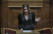 Η ανεξάρτητη πλέον βουλευτής, Αγγελική Αδαμοπούλου, στο βήμα της Βουλής