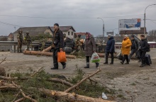 Πόλεμος στην Ουκρανία: Άμαχοι αποχωρούν από το Ιρπίν μέσω ανθρωπιστικών διαδρομών