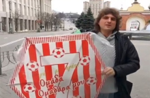 Στο εμπόλεμο Κίεβο με χαρταετό του Ολυμπιακού