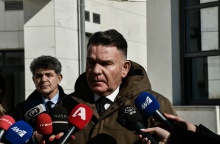 Ο συνήγορος του Δημήτρη Λιγνάδη, Αλέξης Κούγιας, κάνει δηλώσεις στις τηλεοπτικές κάμερες