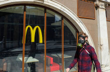 Ρώσος με μάσκα χημικού πολέμου έξω από κατάστημα των Mc Donald's στη Μόσχα