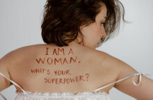 Γυναίκα με σύνθημα γραμμένο στην πλάτη της