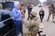 Πόλεμος στην Ουκρανία: Στρατιώτης κάνει πρόταση γάμου στην αγαπημένη του