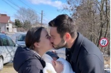 O Εβγέν Σάκχοφ μαζί με τη σύζυγο και τη νεογέννητη κόρη τους