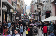 Κόσμος στο κέντρο της Αθήνας