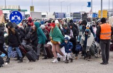 Πόλεμος στην Ουκρανία: Σε περίπου 2,1-2,2 εκατ. υπολογίζονται οι άνθρωποι που έχουν εγκαταλείψει τη χώρα