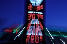 Πινακίδα βενζινάδικου με τιμές καυσίμων