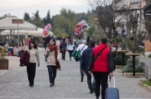 Πολίτες περπατούν στο κέντρο της Αθήνας - Άλλοι με μάσκα προστασίας από τον κορωνοϊό και άλλοι χωρίς