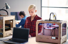 Ξανθιά κοπέλα με κοντό μαλλί κατασκευάζει κάποια συσκευή