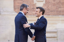 Ο Μακρόν χαιρετά εγκάρδια τον Κυριάκο Μητσοτάκη στις Βερσαλλίες