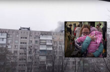 Το νοσοκομείο που βομβαρδίστηκε στη Μαριούπολη | Ένθετη: Μάνα με το παιδί της απομακρύνονται από τους διασώστες