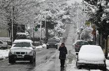 Γυναίκα περπατά στον χιονισμένο Διόνυσο