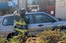 Το ασημί SUV που έπεσε σε εστιατόριο στην Ουάσινγκτον