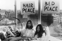 Ο John Lennon και η Yoko Ono σε συνέντευξη Τύπου στο κρεβάτι τους στο Amsterdam Hilton Hotel