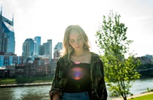 Ένα κορίτσι που πέφτει πάνω της ο ήλιος. 