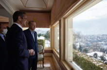 Σε εξέλιξη το τετ α τετ Μητσοτάκη – Ερντογάν