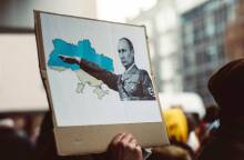 Πλακάτ που προσομοιάζει τον Βλαντιμίρ Πούτιν με τον Αδόλφο Χίτλερ μετά την εισβολή της Ρωσίας στην Ουκρανία