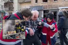 Πυροσβέστες στο Κίεβο απομακρύνουν τραυματίες από την πολυκατοικία