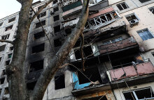 Η πολυκατοικία στο Κίεβο που υπέστη καταστροφές από ρωσικό πύραυλο