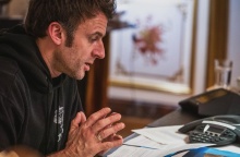 Ο Εμανουέλ Μακρόν αξύριστος και με φούτερ μιλά με ομολόγους του για τον πόλεμο στην Ουκρανία