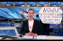 Διαδηλώτρια με πλακάτ κατά του πολέμου στην Ουκρανία πίσω από την παρουσιάστρια του δελτίου ειδήσεων της δημόσιας τηλεόρασης της Ρωσίας