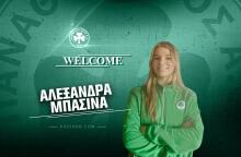 Η 15χρονη κόρη του Άγγελου Μπασινά, Αλεξάνδρα Μπασινά, με τη φανέλα του τριφυλλιού