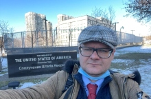 Ο Κώστας Ονισένκο έξω από την Αμερικανική Πρεσβεία στο Κίεβο, τρεις μέρες μετά την εκκένωσή της στις 12 Φεβρουαρίου, σε γύρισμα  για την ΕΡΤ