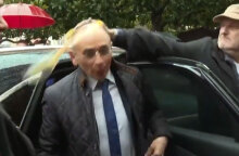 Ο Ερίκ Ζεμούρ δέχεται αυγό στο κεφάλι από συνταξιούχο στη Γαλλία