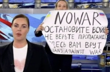 Δημόσια διαμαρτυρία της δημοσιογράφου Μαρίνας Οβσιανίκοβα