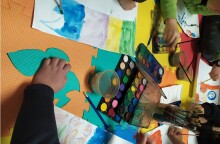 Προσφυγόπουλα από την Ουκρανία ζωγραφίζουν βόμβες, όπλα και φωτιές