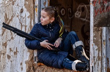 Ουκρανία: Το κορίτσι με το γλειφιτζούρι και το όπλο