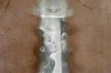 Από την έκθεση της Κατερίνας Καλούδη «Αδειάζοντας το σπίτι των γονιών μου» στο Μουσείο Μπενάκη. 