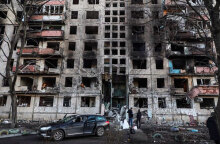 Καταστροφές σε πολυκατοικία στο Κίεβο από τον ρωσικό βομβαρδισμό