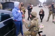 Ουκρανός στρατιώτης κάνει πρόταση γάμου στην σύντροφό του