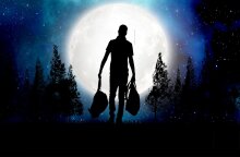 Άνθρωπος που περπατά με φόντο την πανσέληνο