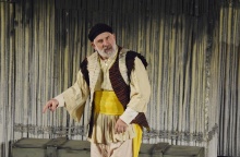 Ο Πέτρος Φιλιππίδης κατά τη διάρκεια θεατρικής παράστασης
