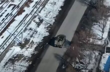 Η στιγμή που ρουκέτα χτυπά ρωσικό στρατιωτικό όχημα στην Ουκρανία