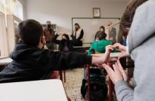 Η υπουργός Παιδείας, Νίκη Κεραμέως, σε σχολείο όπου έχουν αρχίσει να φοιτούν παιδιά από την Ουκρανία