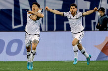 Ο Αουγκούστο πανηγυρίζει το γκολ του κόντρα στη Γάνδη