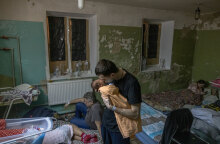 Στο Κίεβο πατέρας κρατά στην αγκαλιά το μωρό του σε υπόγειο καταφύγιο